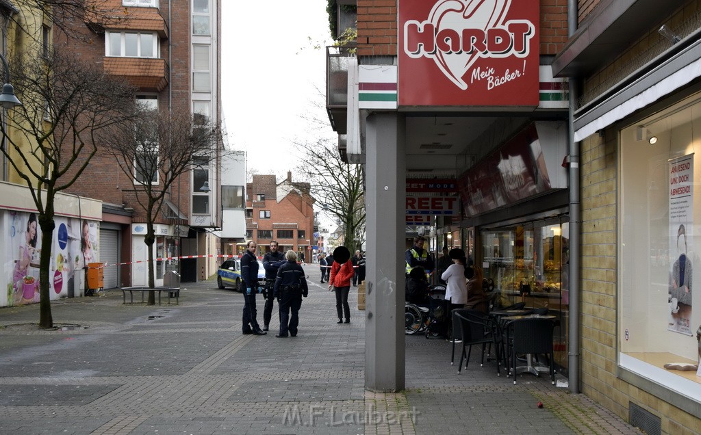 Einsatz BF Koeln Messerstecherei Koeln Porz Josefstr P18.JPG - Miklos Laubert